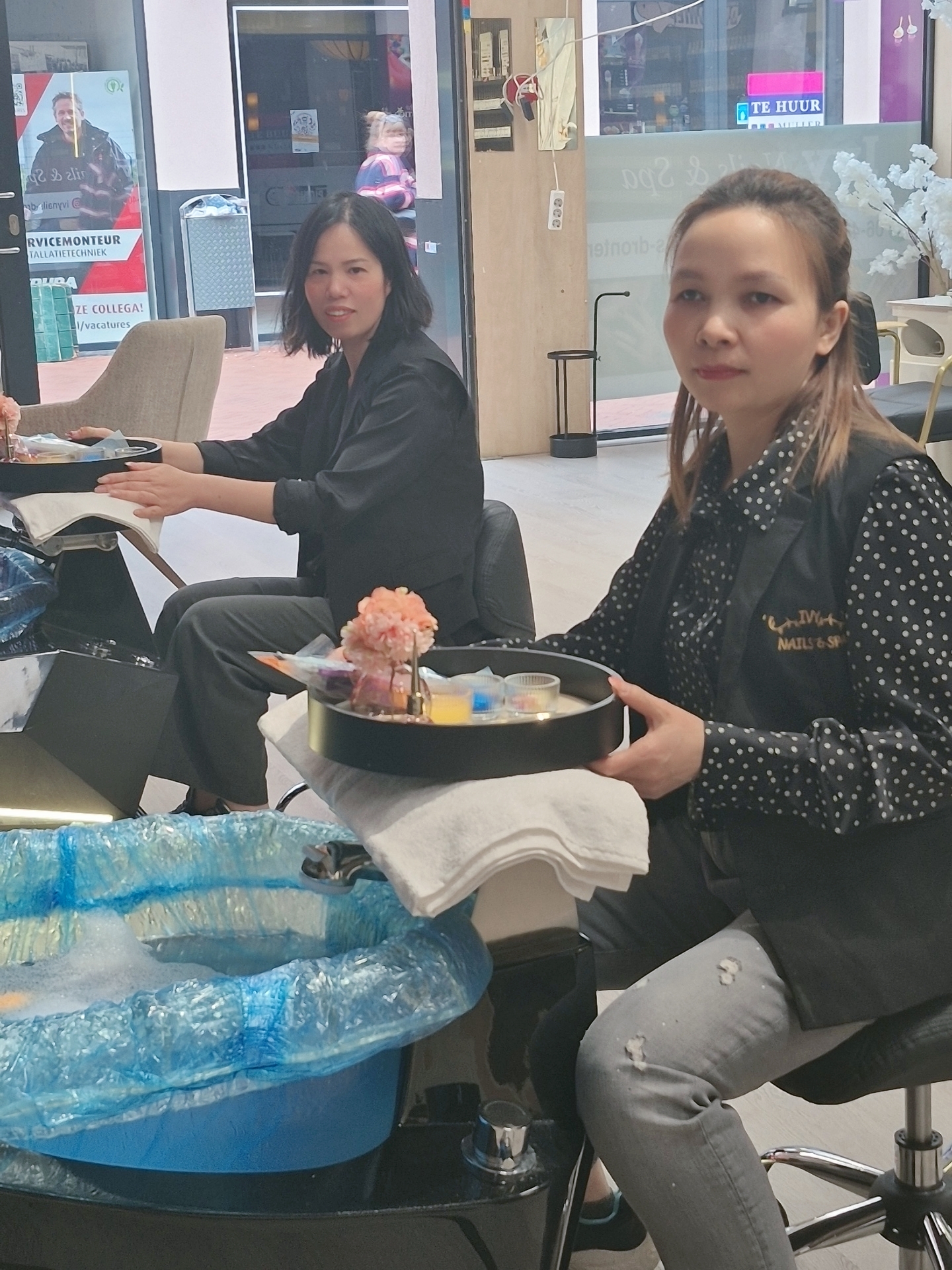 Het team bij de pedicureplekken in de salon