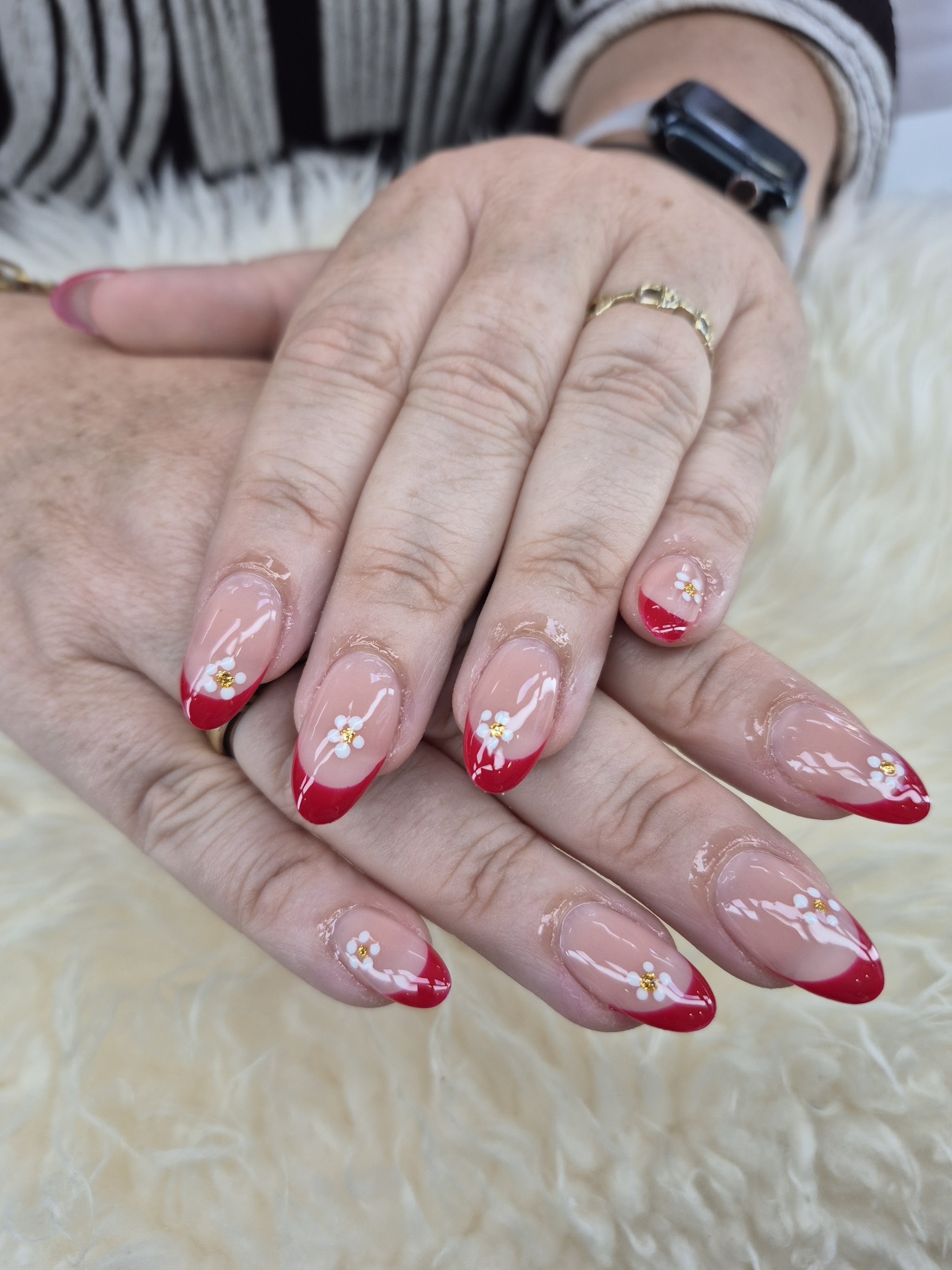 Rode french nagels met witte bloemetjes en goud, gezet bij Ivy Nails en Spa