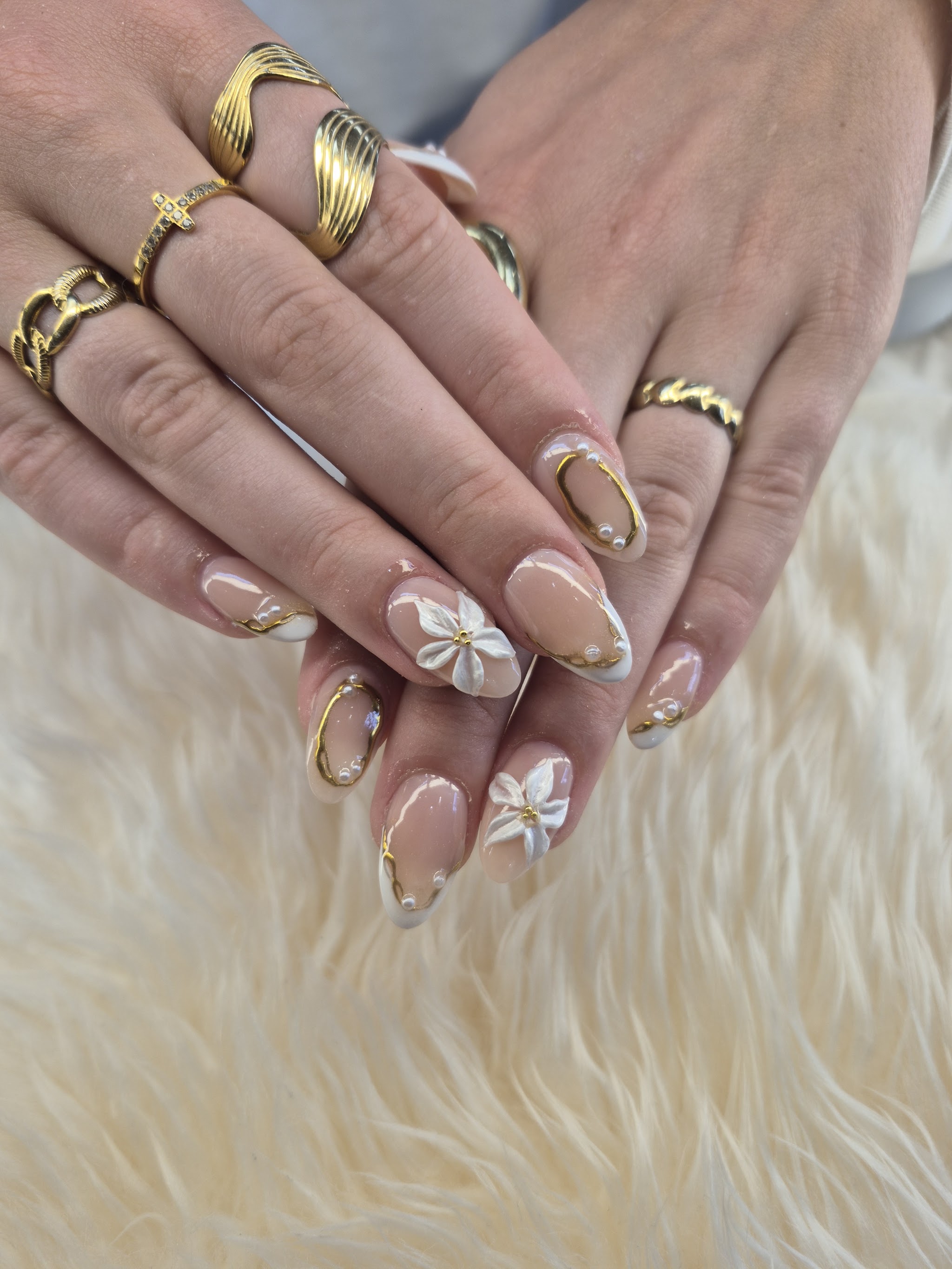 Nude nagels met gouden lijnen, pareltjes en 3D-bloemen